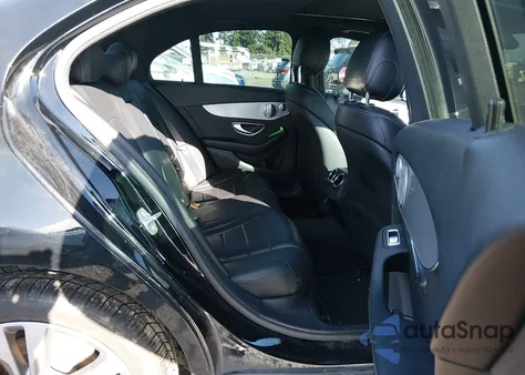 2018 Mercedes-Benz C 300 4Matic z USA, uszkodzony, nr VIN 55SWF4KBXJU282177